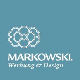 Blumenlogo über dem Schriftzug "MARKOWSKI. Werbung & Design" auf blauem Hintergrund.