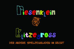 Bunter Text: "riesenklein, klitzegross, Der andere Spielzeugladen im Hecht" auf schwarzem Hintergrund.