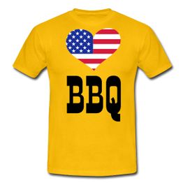 Gelbes T-Shirt mit Herz in US-Flaggenfarben und dem Schriftzug "BBQ" darunter.
