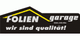 Schwarzes Logo mit gelbem Dach und Text: "FOLIEN garage, wir sind qualität!".