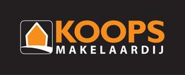 Logo met oranje huispictogram en tekst "Koops Makelaardij" op zwarte achtergrond.