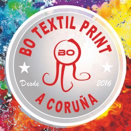 Logotipo redondo de BO Textil Print sobre fondo de colores vivos, A Coruña, Desde 2016.