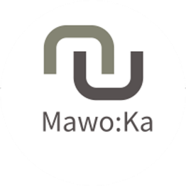 Logo mit Schriftzug "Mawo:Ka", weiße Hintergrundfläche, graue und olivgrüne Elemente.