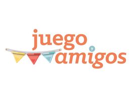 Texto "juego y amigos" con banderines colgantes en colores amarillo, rojo y azul.