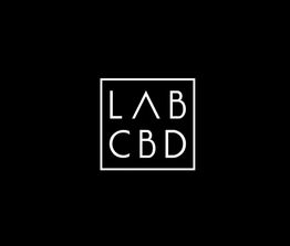 Logo en blanco y negro con las letras "LAB CBD" dentro de un cuadrado.