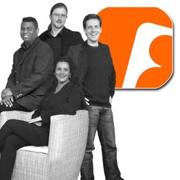Vier Personen posieren zusammen, daneben ein großes orangenes Logo.