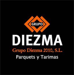 Logotipo de Grupo Diezma 2010, S.L., parquets y tarimas, fondo negro, texto en blanco y naranja.
