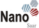 Logo von Nano Saar mit zwei sechseckigen Symbolen, eins blau und eins rot gestreift.