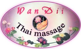 Ovales Logo mit Lotusblüten, Händen und Text: "Wan Dii Thai massage" in Rosa und Lila.