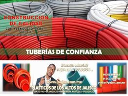 Bobinas de tuberías de colores con texto promocional de una empresa de plásticos en Jalisco.