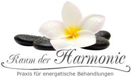 Eine weiße Blume auf schwarzen Steinen mit Text: Raum der Harmonie, Praxis für energetische Behandlungen.