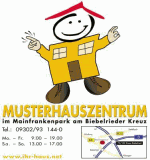 Zeichnung eines lächelnden Hauses mit Armen und Beinen, Textinformations- und Lageplan unten.