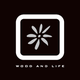 Logo mit weißem stilisiertem Blütenmotiv auf dunklem Hintergrund, Text: "WOOD AND LIFE".