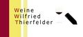 Logo mit Text "Weine Wilfried Thierfelder" und einem stilisierten Weinglas und Flasche.