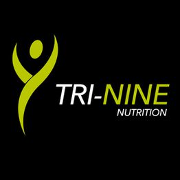 Logotipo de Tri-Nine Nutrition con figura verde sobre fondo negro.