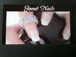 Nagelstudio-Werbung, Fingernägel mit French-Maniküre und silbernem Ring, Schriftzug "Janet Nails".
