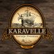 Logo da Karavelle Cerveja Premium, com desenho de um navio em fundo de madeira.