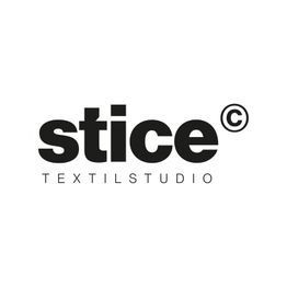 Logo mit "stice Textilstudio", schwarzer Text auf weißem Hintergrund.