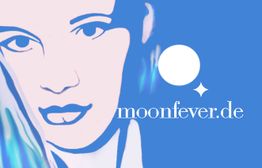 Stilisiertes Gesicht vor blauem Hintergrund mit Schriftzug "moonfever.de" und Mondsymbol.