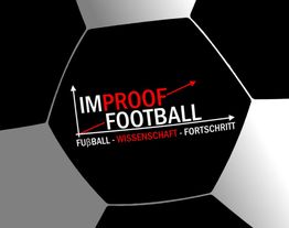 Schwarz-weißer Fußball mit der Aufschrift "IMPROOF FOOTBALL: Fußball - Wissenschaft - Fortschritt".