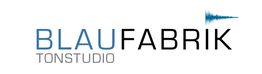 Logo mit Text "BLAUFABRIK TONSTUDIO" und einer blauen Schallwellen-Grafik rechts oben.