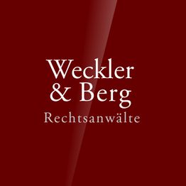 Logo von "Weckler & Berg Rechtsanwälte" auf weinrotem Hintergrund.