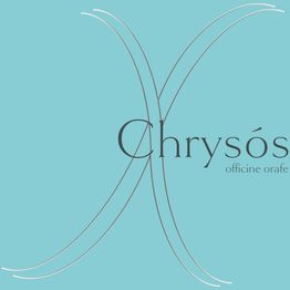 Logo con scritta "Chrysós officine orafe" su sfondo azzurro con linee curve decorative.