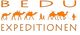 Orange Schriftzug "BEDU EXPEDITIONEN" mit Kamel-Silhouetten dazwischen.