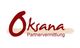 Logo von "Oksana Partnervermittlung" in roter Schrift auf beigem Hintergrund.