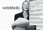 Frau mit Plan neben Google-Suchergebnisse, Text "weteMedia" im Hintergrund.