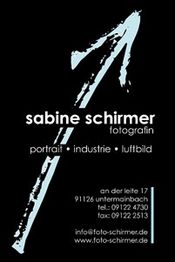 Visitenkarte: Sabine Schirmer, Fotografin für Porträt, Industrie, Luftbild, mit Kontaktdaten.