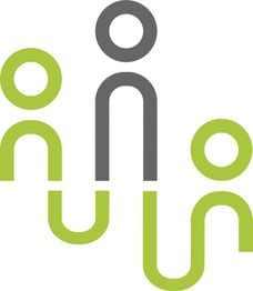 Abstrakte Figuren in Grün und Grau, die symmetrisch angeordnet sind.