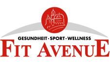 Logo von "Fit Avenue" mit rotem Schriftzug und Symbol, Text: Gesundheit, Sport, Wellness.