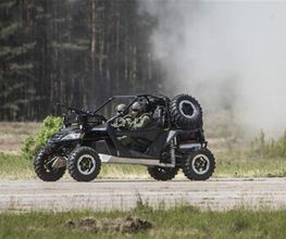 Vehículo todoterreno militar con dos personas, avanzando en un terreno con humo detrás.