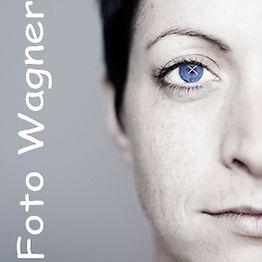 Rechtes Gesichtsporträt einer Person mit blauen Augen und kurzem Haar. Text: "Foto Wagner".