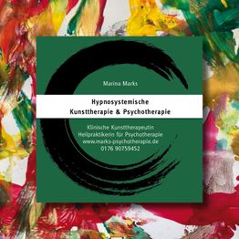 Grünes Logo auf bunter Farbfläche, Text über Kunsttherapie und Psychotherapie von Marina Marks.