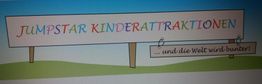 Buntes Schild: "Jumpstar Kinderattraktionen ... und die Welt wird bunter!" auf grünem Hügel.