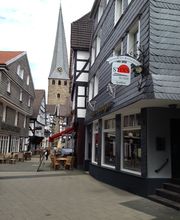 Straßenansicht mit Kirche