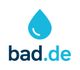 Logo mit einem blauen Wassertropfen über dem Text "bad.de".