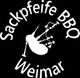 Logo mit Dudelsack, Text: "Sackpfeife BBQ Weimar", weiß auf schwarzem Hintergrund.