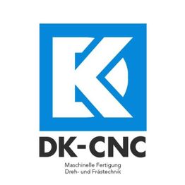 Logo von DK-CNC mit blauem Hintergrund, darunter "Maschinelle Fertigung Dreh- und Frästechnik".
