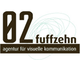 Logo mit Text: "02 fuffzehn, agentur für visuelle kommunikation". Hintergrund mit Linienmuster.