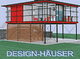 Modernes zweistöckiges Haus mit Glas- und Stahlelementen, Schriftzug: "DESIGN-HÄUSER".