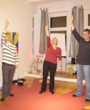 Lachyoga - eine dynamische Mischung aus Klatsch- und Atemübungen