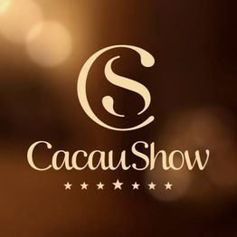 Logo da Cacau Show em fundo marrom com letras cursivas e seis estrelas em destaque.