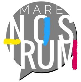 Logotipo "MARE NOSTRUM" en fondo gris con pinceladas amarilla, azul y roja.
