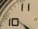 Nahaufnahme einer Uhr, Zeiger auf 10. Arabische Zahlen und Markierungen sind deutlich sichtbar.