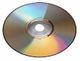 Eine glänzende CD/DVD mit Regenbogeneffekt auf der Oberfläche.