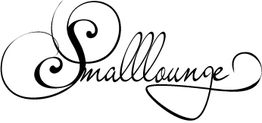 Kalligraphisches Logo mit dem Wort "Smalllounge" in geschwungener Schrift.