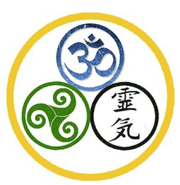 Tres símbolos: Om azul, trisquel verde y caracteres japoneses negros, en un círculo amarillo.